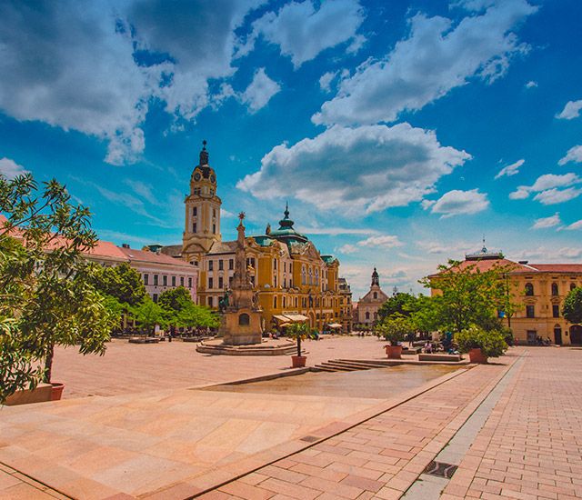 Pécs – Szentháromság szobor Pécs főterén